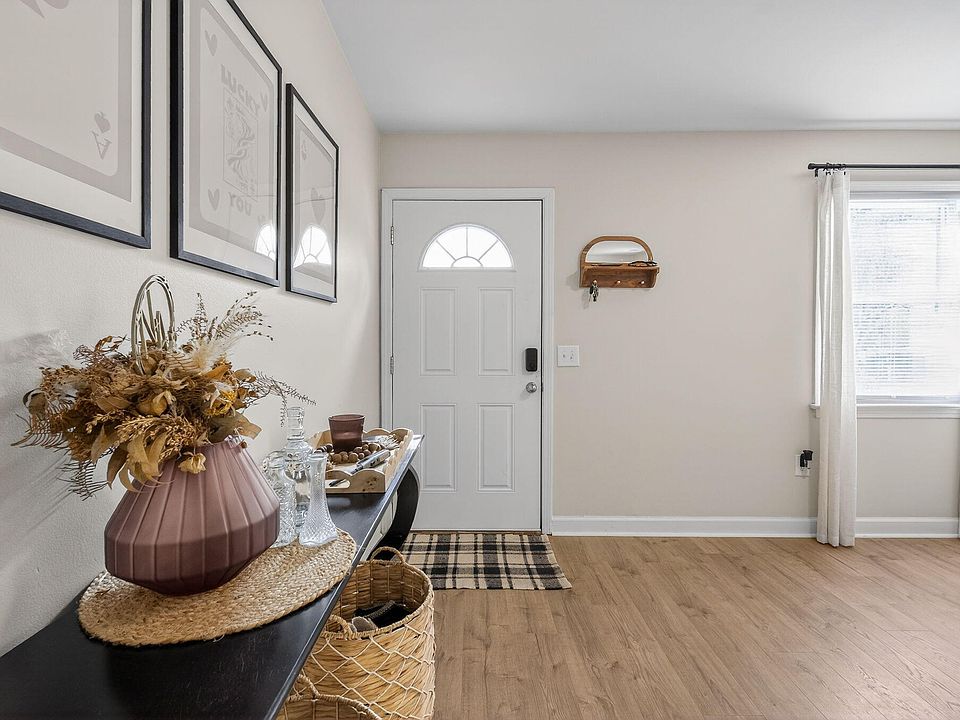 1st image of 2708 Plainsfield Cir