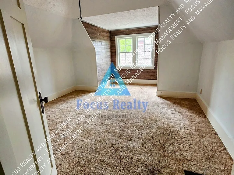 460 Hudson Ave — Photo 9