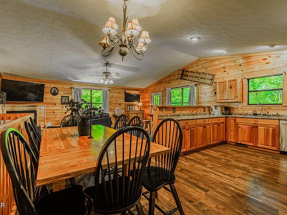 3rd image of 933 Ski Mountain Rd