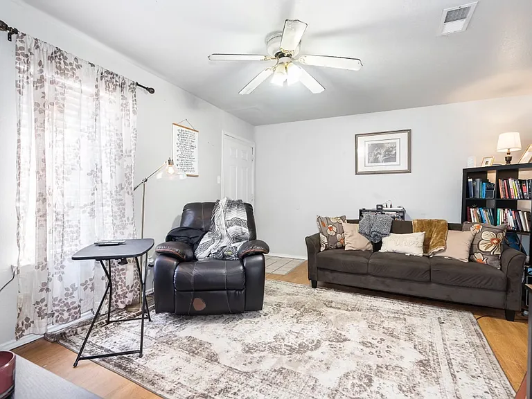 1105 Horizon Dr — Photo 2