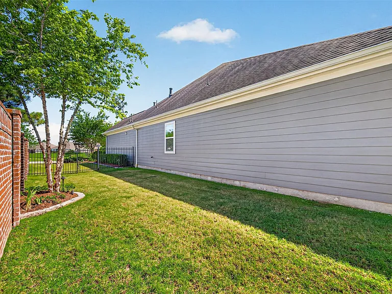 2072 Laurie Darlin Dr — Photo 32