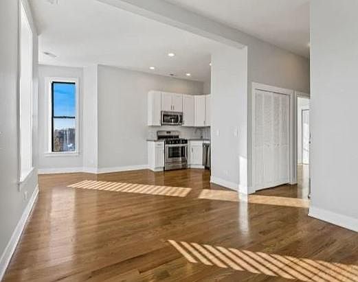 5th image of 352 W Dickens Ave #65xyenynv