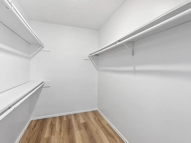 Worthington Apartments — Photo 11