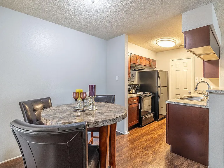 Palisades Park Apartments — Photo 19