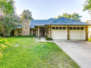 129 Shady Oaks Dr, Burleson, TX 76028