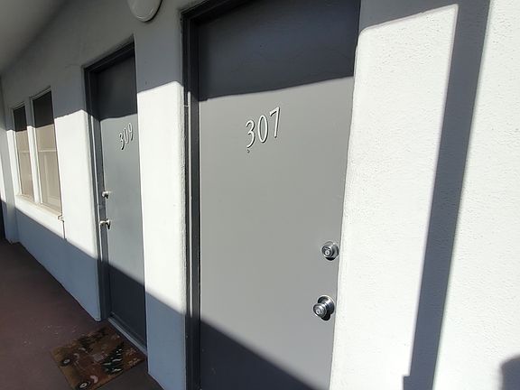 3rd image of 649 N Rossmore Ave