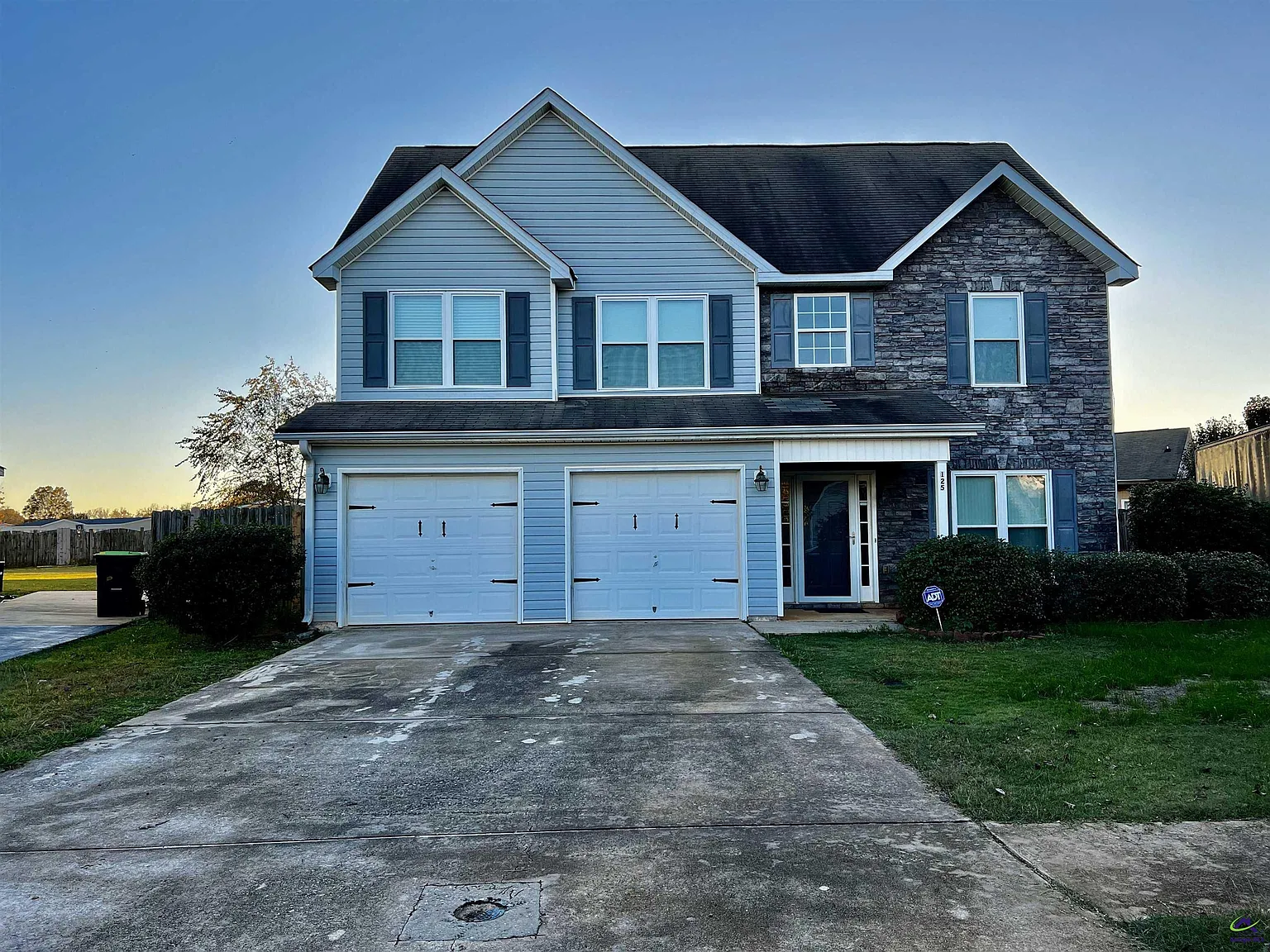 4 bed, 2.5 bath, 1991 sqft, $1,950 — Photo 1