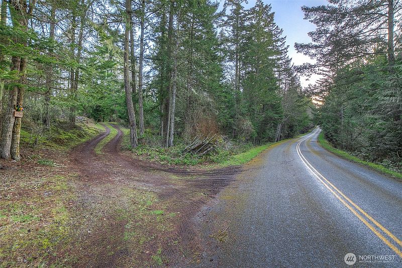 2nd image of 1536 Neck Point Road