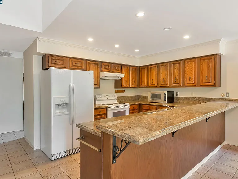 332 Downham Ct — Photo 3