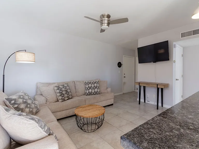 1530 S Columbus Blvd #8 — Photo 9