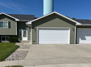 402 Finch Cir, Brookings, SD 57006