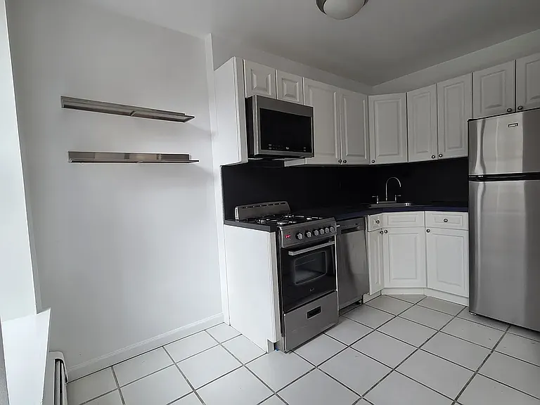 255 W 51st St #3A — Photo 3