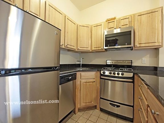 4th image of 832 Union St #4