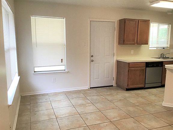 4th image of 15518 Pilgrim Hall Dr