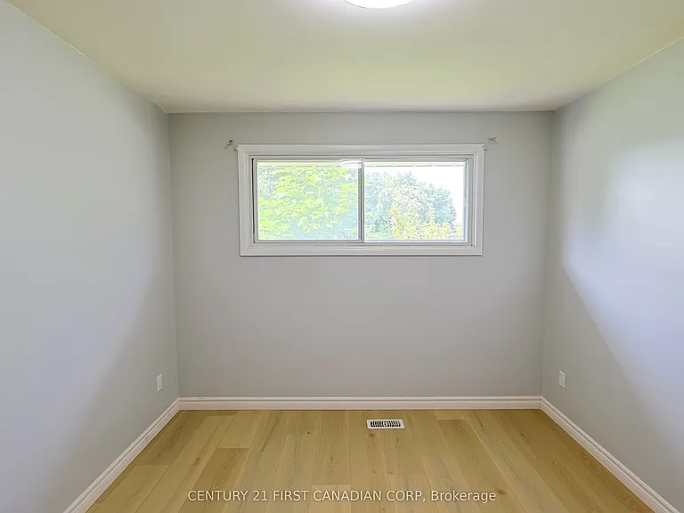268 Burlington Cres #UPPER — Photo 15