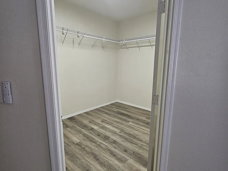 Master Bedroom Walk In Closet