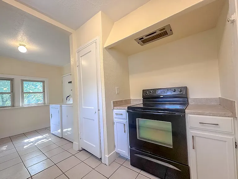 219 S Florence Ave — Photo 8