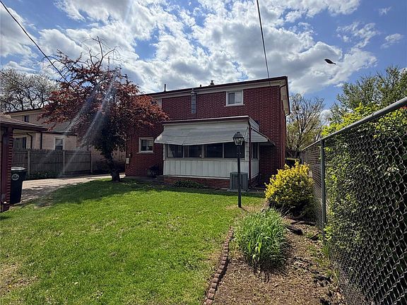 5th image of 24660 Manistee St