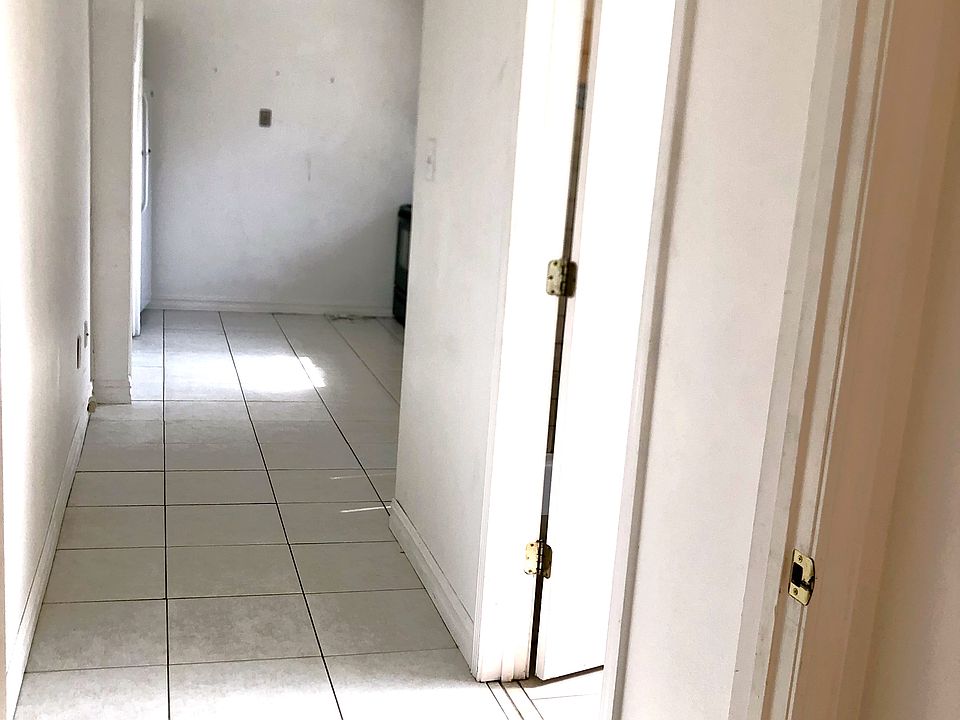 2nd image of 327 Harney St