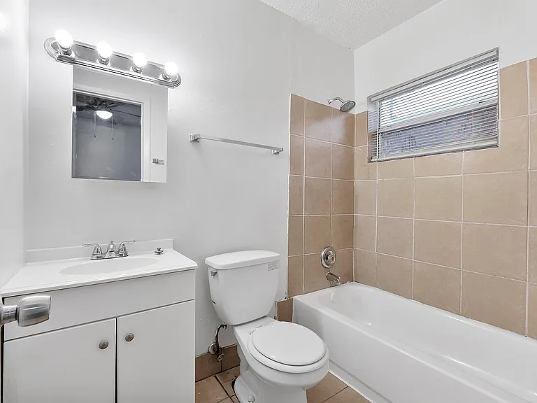 279 SW 1st St #2 — Photo 3