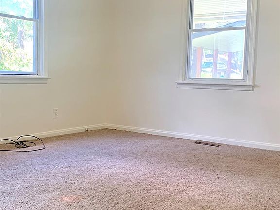4th image of 913 McCausland St