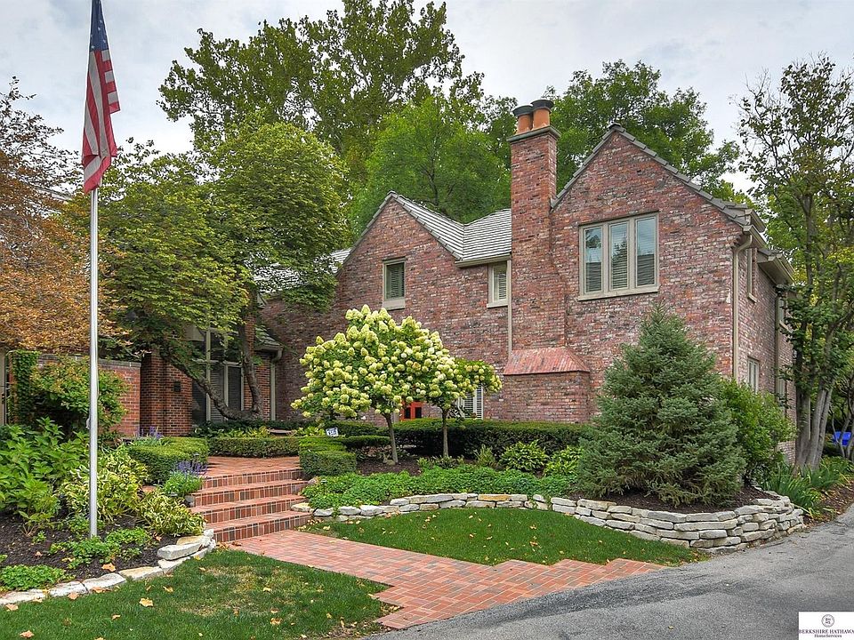 1st image of 8910 Douglas Ct