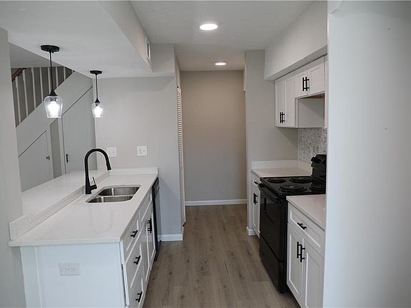 4th image of 1321 Surrey Ln SW