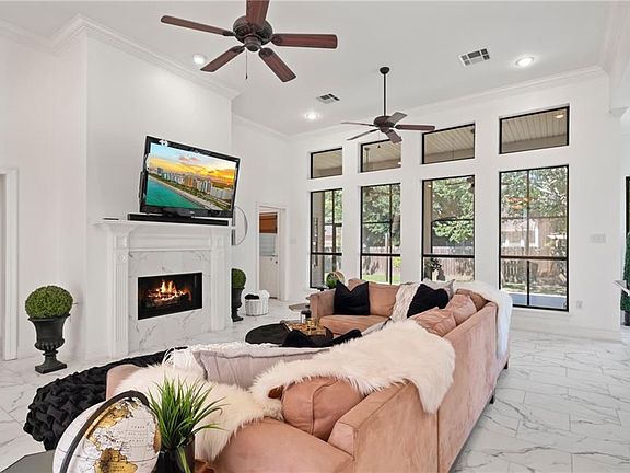 4th image of 1042 Creek Ct
