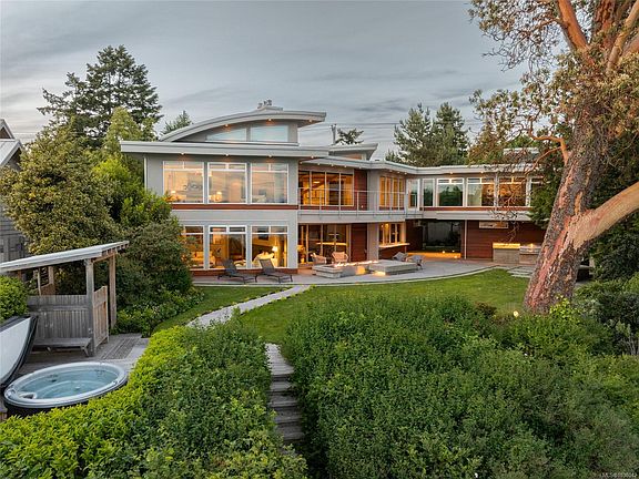 2nd image of 3931 Cadboro Bay Rd