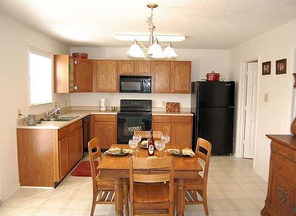 16x13 eat-in kitchen all appliances stay.with a huge pantry and cabinets