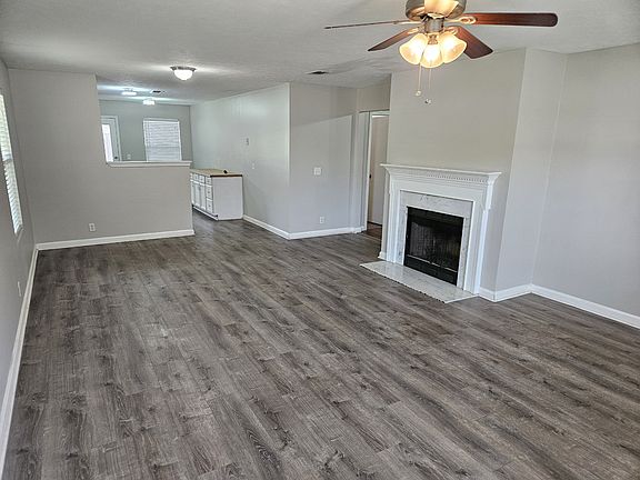 3rd image of 912 Seven Oaks Blvd