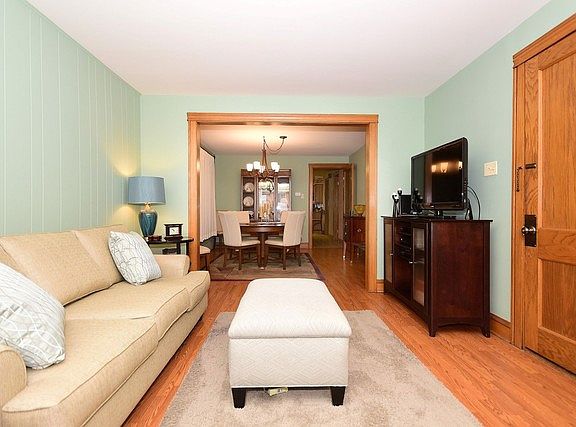 4th image of 1934 Clarence Ave