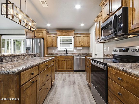 5th image of 307 Dover Dr