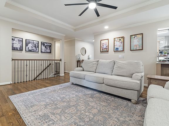 4th image of 1066 Chateau Dr