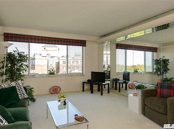 4th image of 100 Hilton Ave