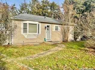 20 Winnie Rd, Center Moriches, NY 11934