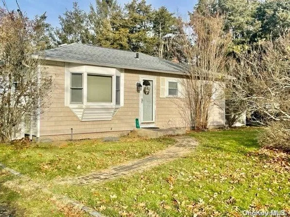 20 Winnie Road, Center Moriches, NY 11934