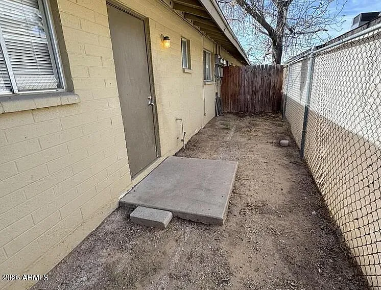 2 bed, 1.0 bath, 2446 sqft, $1,250 — Photo 3