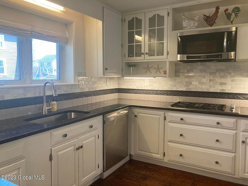 3rd image of 207 Saratoga Avenue