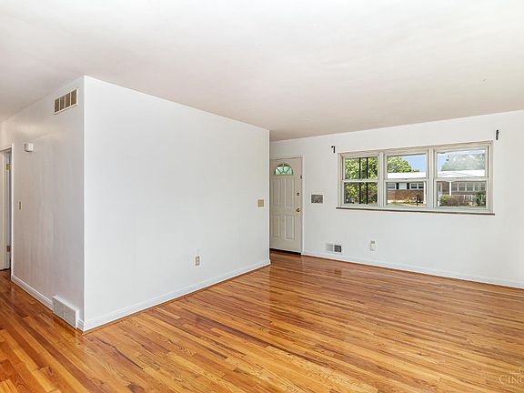 3rd image of 5073 Grossepointe Ln