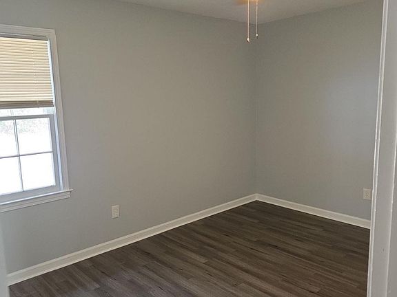 3rd image of 122 Longstreet Cir