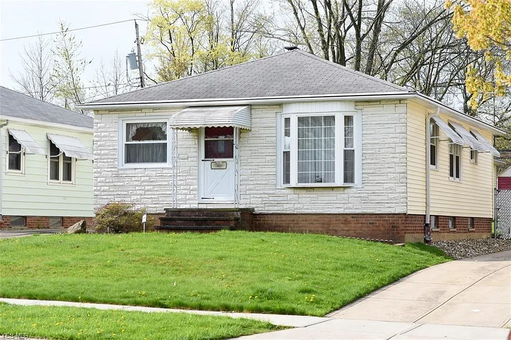 9111 Pinegrove Ave photo 1