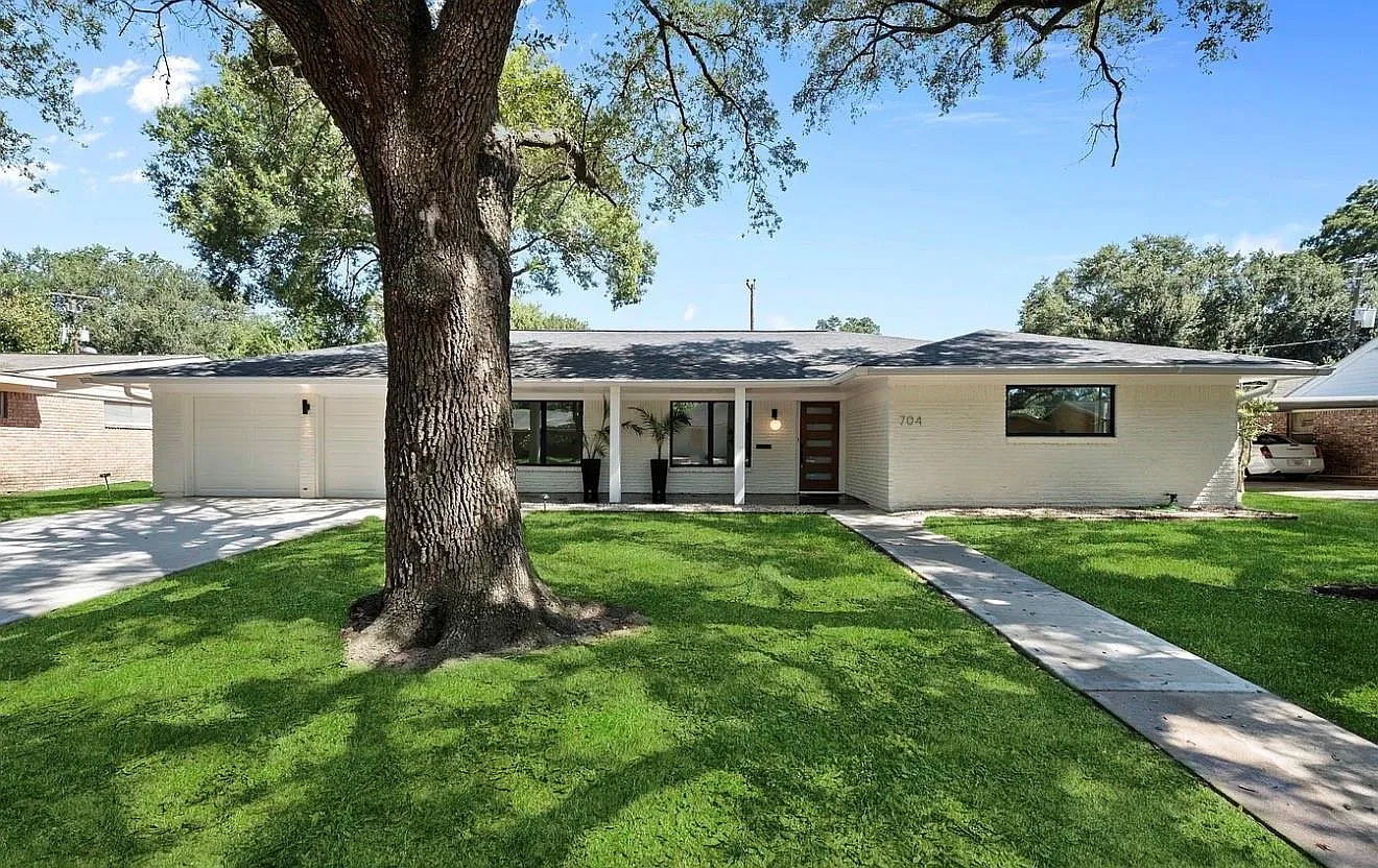 3 bed, 2.0 bath, 1991 sqft, $2,500 — Photo 1