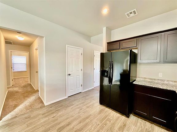 5th image of 733 Christian Ln