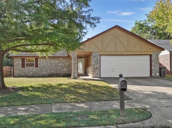 8934 E 56th Pl, Tulsa, OK 74145