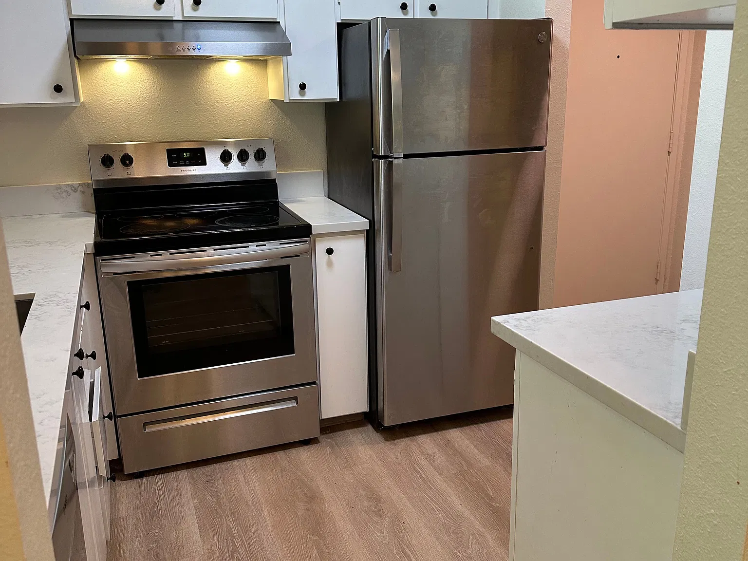 Recently remodeled 2 Bed, 1.5 Bath apartment in Raleigh Hills — Photo 1