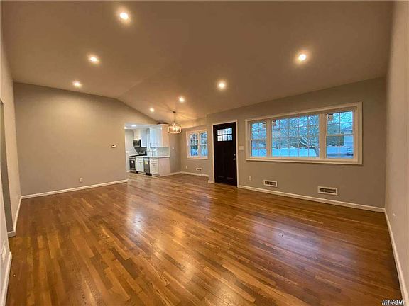 3rd image of 44 Dartmouth Dr