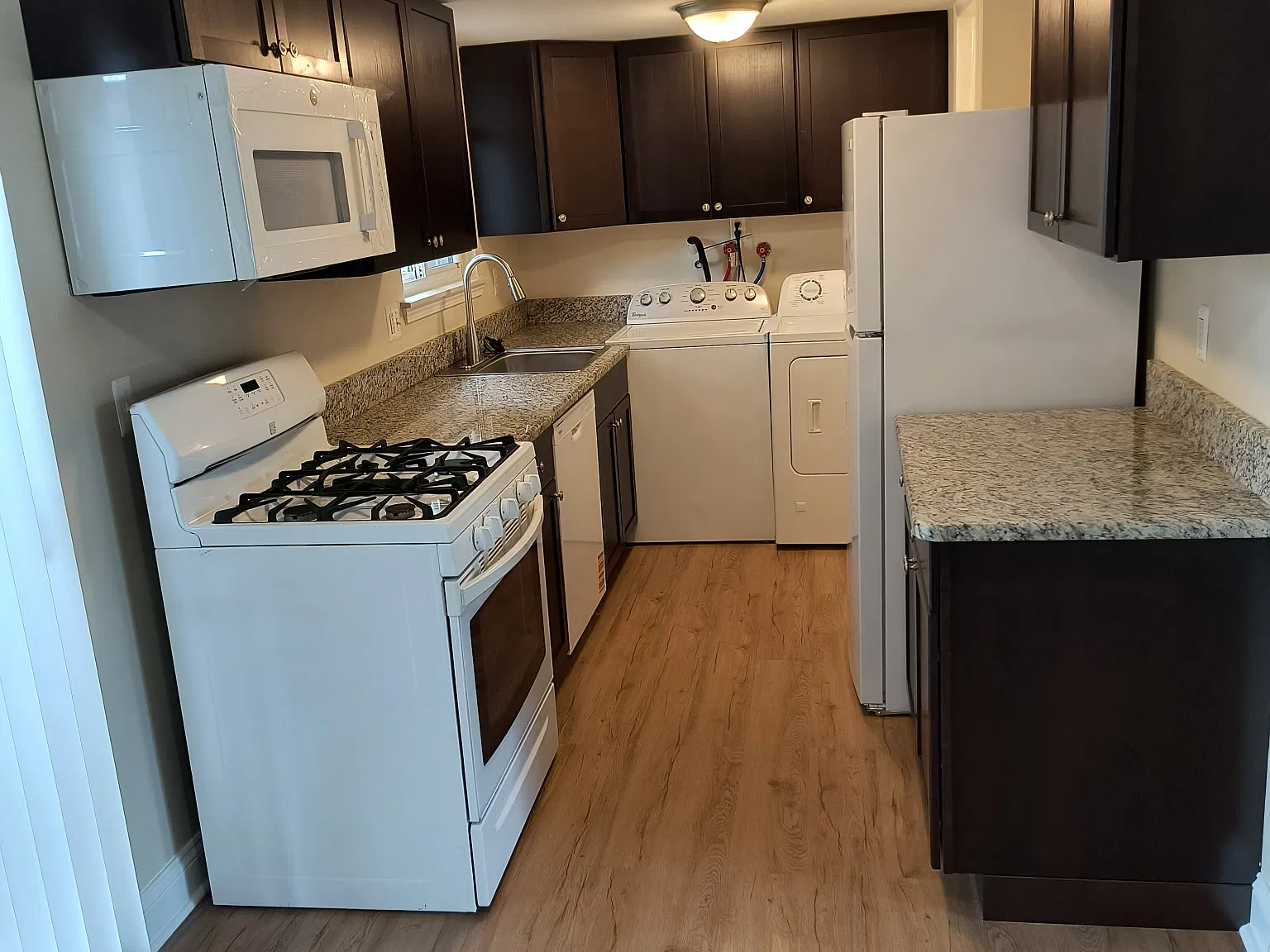 2 bed, 1.5 bath, 902 sqft, $1,400 — Photo 3