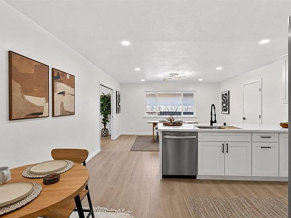 4th image of 4304 Iowa Ave