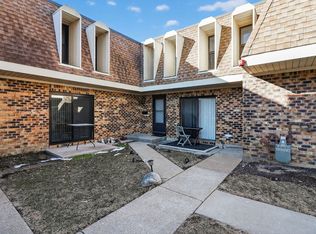 7724 Woodward Ave, Woodridge, IL 60517